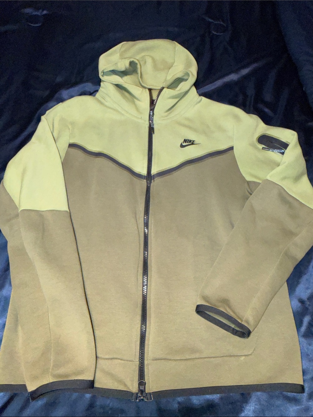 Nike Men’s M Tech Two-Tone Hooded Zip Up Sweater Plenty Of Pockets Comfort Wear